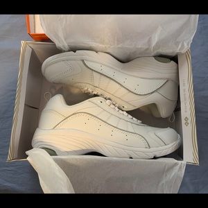 Easy spirit size 9 women’s sneakers. Brand new!